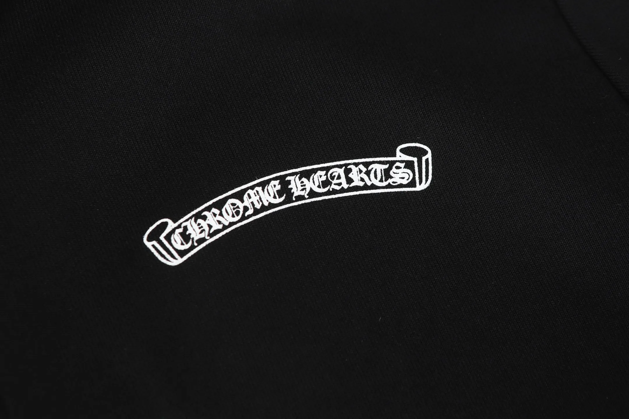 P250 #K31 Cross-border model, please do not place an order if you are pursuing quality - Chrome Hearts/Chrome Hearts 23ss scroll horseshoe print zipper sweatshirt cardigan jacket - High weight, high density and high quality. The wool is soft, delicate and skin-friendly. It feels soft and silky. It has excellent warmth and skin-friendly properties. - Custom-woven and dyed with no color difference. No matter the fabric or workmanship details, it beats the ordinary version on the market. - Hardware zipper accessories are all customized and full of details. -Colour: black white -Size: S M L XL